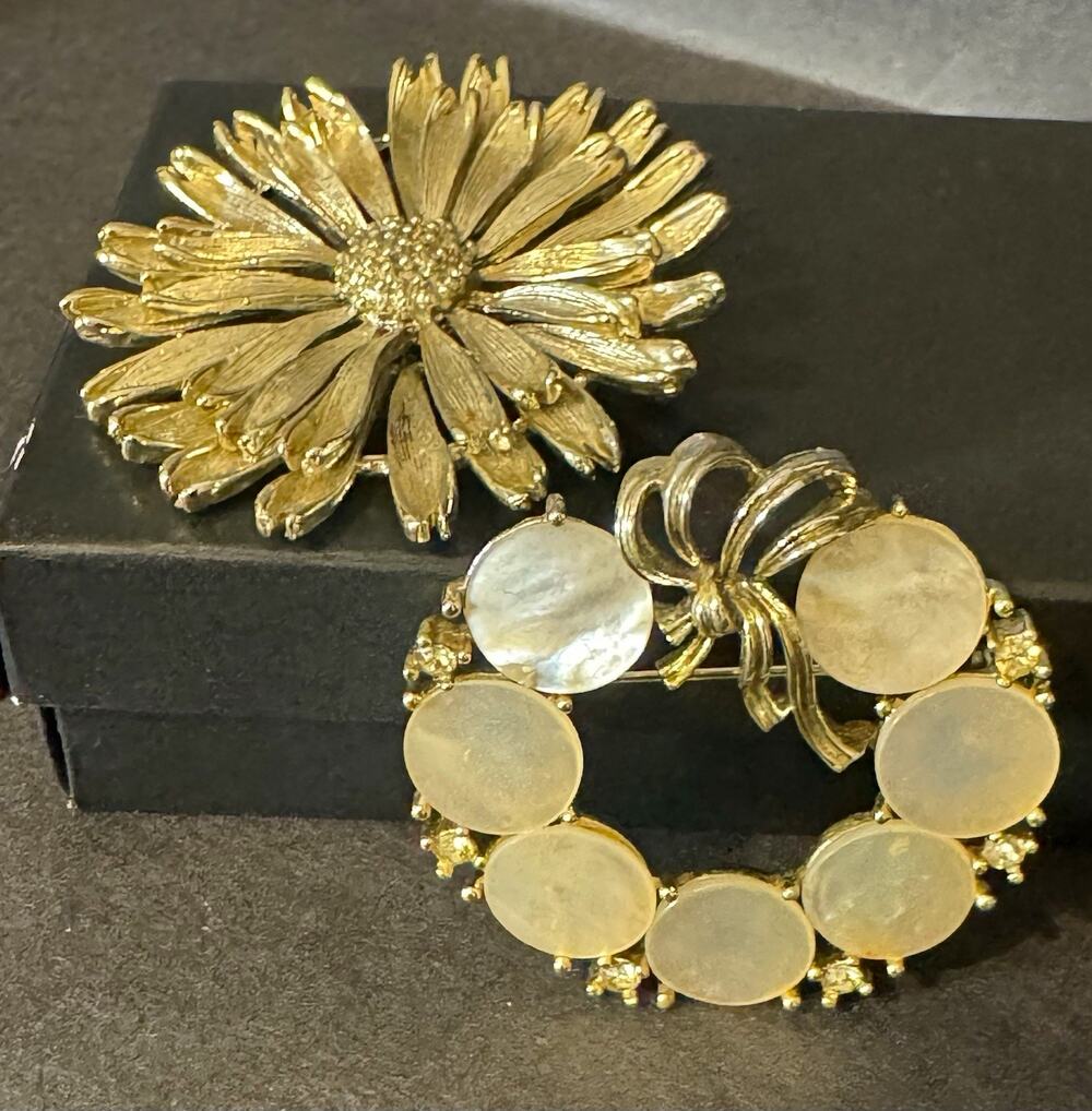 Lot of 2 Vintage Lisner Brooches Gold Tone Daisy Flower & Lucite Wreath Pins